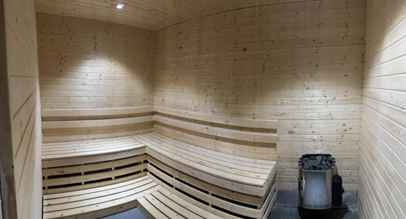 Super Luxury Private Mansion – Pratumnak, PattayaOnly 5 Minutes Walk to the Beach???????? THAI VERSION ชีวิตระดับ Luxury ที่คุณคู่ควรความเป็นส่วนตัวสูง วิวทะเล พูลวิลล่าหรู ในโซน Exclusive ของพระตำหนัก  นี่คือ Trophy Assetนี่ไม่ใช่แค่บ้าน…นี่คือพื้นที่สำหรับคนที่ “ประสบความสำเร็จแล้ว” Lifestyle ที่คุณจะได้• บ้านหรู 750 ตร.ม. บนที่ดิน 153 ตร.ว.• 6 ห้องนอน 10 ห้องน้ำ รองรับครอบครัวใหญ่หรือรับรองแขก VIP• ลิฟต์ส่วนตัวภายในบ้าน• สระว่ายน้ำ + Jacuzzi ส่วนตัว• Cinema Room 