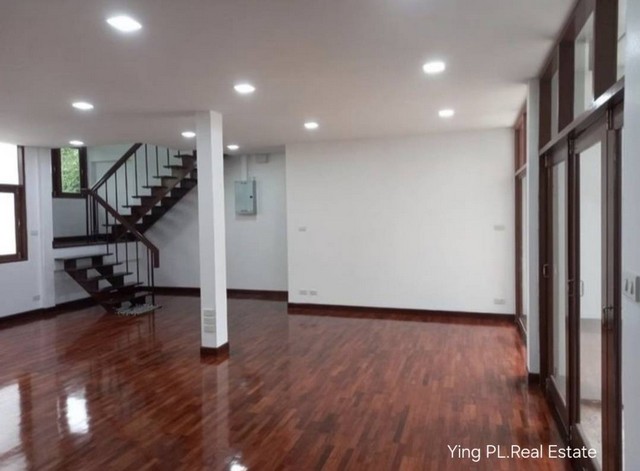 YG810 ให้เช่า บ้านเดี่ยว รีโนเวทแล้วทั้งหลัง ซอยพงษ์เพชรนิเวศน์ ประชาชื่น พร้อมอยู่ติดต่อ  คุณหญิงโทร  064-345-9870Line  0643459870 คลิกที่นี่ https://line.me/ti/p/4XKklRrgLg พื้นที่ 90 ตารางวา 2 ชั้น 6นอน 7น้ำพร้อมอยู่ เครื่องปรับอากาศ 8 ตัวเตียงนอน ตู้เสื้อผ้า 4 ห้องนอน  โซฟา เครื่องซักผ้า ตู้เย็นทำเลดี ใกล้ทางด่วน และ สถานีกลางบาซื่อเหมาะสำหรับพักอาศัยหรือทำออฟฟิศ ราคาเช่า 55,000 บาท/เดือน**เงินล่วงหน้า 1 