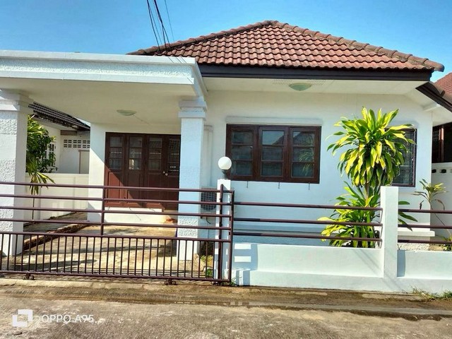 บ้านชั้นเดียว ซื้ออยู่เองหรือปล่อยเช่าก็ดี รวมโชค        