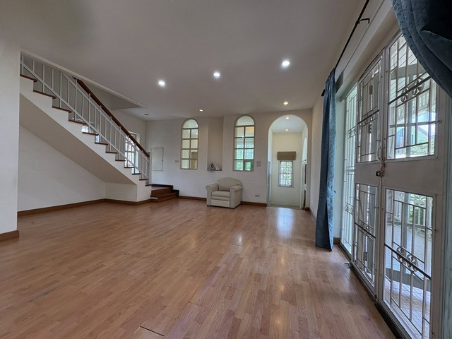 P2027 ขายบ้านเดี่ยว หมู่บ้านเมืองทอง 4 ซอยปุณณวิถี 53 ถนนสุขุมวิท 101 ซอยวัดธรรมมงคล เดินทางสะดวก เป็นหมู่บ้านเก่า ไม่มีส่วนกลาง