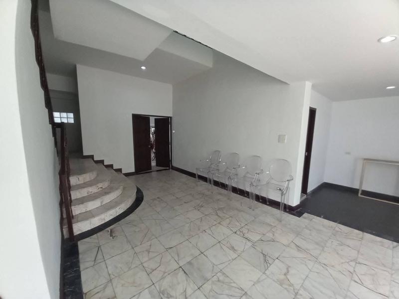 ปล่อยเช่าบ้านทาวน์โฮมLeo Classic Place Thonglor 49บ้านทาวน์โฮม 4 ชั้น ทำเลดี ใจกลางทองหล่อเหมาะสำหรับอยู่อาศัย หรือ โฮมออฟฟิศรายละเอียดบ้านบ้านทาวน์โฮม 4 ชั้น1 ห้องนั่งเล่น3 ห้องนอน4 ห้องน้ำ1 ดาดฟ้าพท.ใช้สอย 250 ตรม.ทำเลใกล้เคียงใกล้ BTS พร้อมพงษ์ (ประมาณ 1.3–1.4 กม.)ใกล้โรงพยาบาลสมิติเวช สุขุมวิท (ประมาณ 650 เมตร)ใกล้ The EmQuartier, The Emporium และสวนเบญจสิริค่าเช่า58,000 บาท / เดือนสัญญาขั้นต่ำ 1 ปีสนใจติดต่�