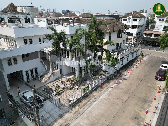 ขายโฮมออฟฟิศ Town in Town 120 ตร.ว. ซอย 3/2 ถนนศรีวรา รามคำแหง ลาดพร้าว ทำเลดีขายบ้านโฮมออฟฟิศ Town in Town ซอย 3 /2 ทำเลธุรกิจสำคัญย่านลาดพร้าว รามคำแหง เหมาะทำบริษัท คลินิก สตูดิโอ หรือสำนักงานขนาดกลาง–ใหญ่ที่ตั้ง ถนนศรีวรา แขวงพลับพลา เขตวังทองหลาง กรุงเทพมหานคร 10310***รายละเอียดทรัพย์• ที่ดิน 120 ตารางวา | พื้นที่ใช้สอย 700 ตารางเมตร •  ชั้นล่าง โถงใหญ่ ห้องทำงานส่วนตัว ห้องรับแขก ครั