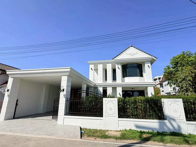 ราคาพิเศษ 8.99 ล้าน บ้าน 2 ชั้น #สไตล์โมเดิร์นคลาสสิค ดีไซน์หรู #ใกล้มช. มีเพียงหลังเดียวเท่านั้น #หิ้วกระเป๋าพร้อมเข้าอยู่ได้เลย