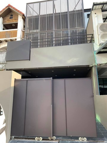 HRE456 ให้เช่าโฮมออฟฟิศ 3 ชั้น ซอยพระราม9 ซอย 19 พื้นที่ 350 ตรม. เหมาะทำออฟฟิศ ใกล้ เซ็นทรันพระราม9สนใจติดต่อ : คุณสราวุฒิ Tel. 0994108945 Line : 0994108945ให้เช่าระยะยาว2-3ปีราคาเช่า 57,000 บาท/เดือน มัดจำ3เดือน ล่วงหน้า1 เดือน พื้นที่ 38 ตรว. พื้นที่ทั้งหมด 350 ตรม. พึ่งรีโนเวทใหม่  มีพื้นที่ห้องทำงาน 5 ห้องใหญ่ ห้องน้ำ 4 ห้อง   มีแอร์ครบทุกห้อง  เปลี่ยนสุขภัณฑ์ใหม่ทั้งหมด มีห้องแม่บ้าน มีพื้นที่ครัว แ