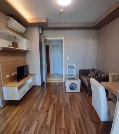 ขาย 2.2 ล้านบาท*The Treasure by My Hip ด้านหลัง Big C Extra ใกล้ Central Festival Chiang Mai นิมมาน – เมญ่า – ม.พายัพ.รายละเอียดห้อง• ขนาด 35.36 ตร.ม.• ตึก C ชั้น 5• ฝั่งทะเลสาบ วิวสวย โล่งสบาย• 1 ห้องนอน | 1 ห้องนั่งเล่น | 1 ห้องน้ำ | 1 ห้องครัว• เฟอร์นิเจอร์ครบ พร้อมเข้าอยู่.ฟรีเครื่องใช้ไฟฟ้าแอร์ทีวีตู้เย็นเครื่องซักผ้าเครื่องทำน้ำอุ่น.ราคาพิเศษเพียง 2.2 ล้านบาทโอนฟรี.สิ่งอำนวยความสะดวก (ใช้ฟรี)• สระว่ายน้ำสวยหร�