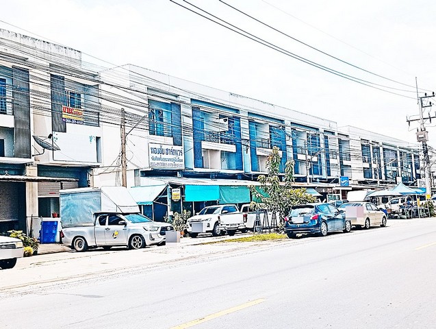 ทำเลการค้า ตึกแถวหลังมุมติดถนนเอราวัณ1ในชุมชน วิวคลอง 16.4ตรว. 2.5ชั้น คลอง2 คลองหลวง ปทุมธานี พิกัด ถนนเอราวัณ1 ต.คลองสอง อ.คลองหลวง ปทุมธานีใกล้เซเว่น ใกล้ตลาด อยู่ในชุมชน เป็นอาคารพาณิชย์โล่งๆ ต่อเติมหลังคาด้านหลังแล้ว ขนาด16.4 ตารางวา 2.5 ชั้น  3 ห้องนอน 2 ห้องน้ำ มีชั้น2เป็นชั้นลอยมีระเบียงชั้นบน และด้านหลังต่อเติมหลังคาแล้ว จอดรถได้หลายคัน*****ราคา 2.59ล้านบาท ***** ถูก�