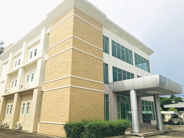 ขาย สำนักงานสร้างใหม่สวยสุดๆ พร้อมโกดังขนาดใหญ่ขนาด 580 ตรม.อีก 2 หลัง บนที่ดิน 10 ไร่มีรั้วรอบขอบชิด หน้ากว้างกว่า 100 เมตรอยู่ถนนเศรษฐกิจ1 ใกล้ อบต.คลองมะเดื่อถนนซอยกว้างมาก รถบรรทุกขนาดใหญ่เข้าออกได้อย่างสบาย พื้นที่ผังสีชมพู เหมาะโรงงาน หรือโกดังให้เช่าเหมาะสำหรับผู้ประกอบการรายใหญ่  อยู่กระทุ่มแบน สมุทรสาครเดินทางสะดวก จากถนนพระราม 2 หรือจะไปพุทธมณฑล (�