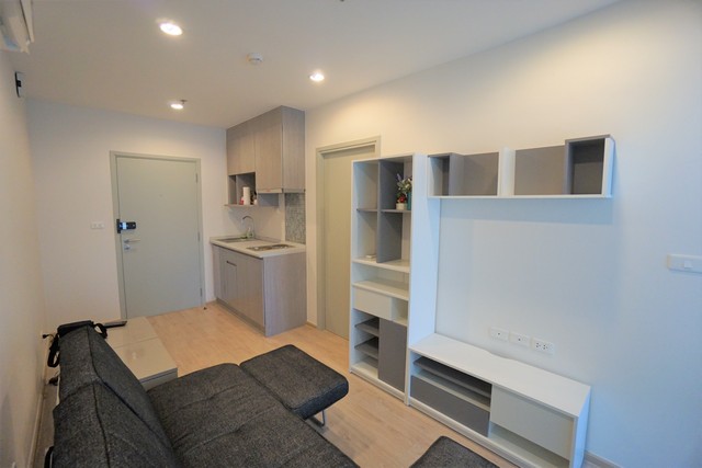 คอนโดให้เช่า ไอดีโอ สาทร-ท่าพระ ขนาด 31 ตรม. ชั้น 12 ห้องใหม่ เฟอร์ครบ วิวสระ อยู่ฟรี 1 เดือน                                                                                                                                              รายละเอียด (รหัสทรัพย์ C2-0210)- ห้องชุดชั้น 12 ขนาด 1 นอน 1 น้ำ ขนาด 31 ตรม. ห้องมุม วิวสระน้ำ ทิศตะวันออกเฉียงเหนือ- ตกแต่งเฟอร์นิเจอร์อย่างดี พร้อมเข้าอยู่ ตู้เสื้อผ้า เตียงนอนขนาดใหญ่เก็บของใต้เตียงได้ โต๊ะกลางเปิดเก็บของได้โซฟ�