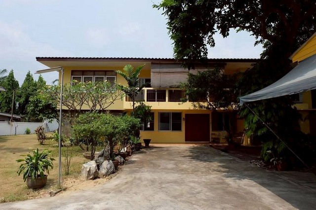 H.567ขายที่ดิน ขายที่ดินพร้อมสิ่งปลูกสร้าง อินทามระ 1/1 พร้อมบ้านเดี่ยว 2ชั้น และ บ้านชั้นเดียวที่ตั้ง ซอย อินทามระ1/1 แขวงสามเสนใน เขตพญาไท กรุงเทพมหานคร 10400สามารถเข้าออกได้ทั้งซอย อินรามระ 1/1 และ ซอยสุทธิสารวินิฉัยเพียง 170 เมตรรายละเอียด•เนื้อที่ 0-3-25 ไร่ (325 ตารางวา)พร้อมสิ่งปลูกสร้าง1.บ้านเดี่ยว2ชั้น ขนาด 434 ตรม.- มีห้องนอน 7ห้อง 16ห้องน้ำ2. บ้านชั้นเดียว พร้อมห้องน้ำ- ขน�