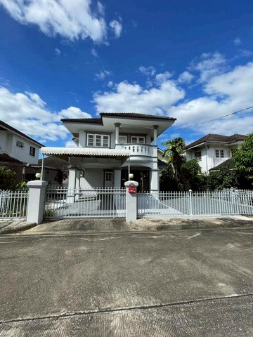 ขาย 3.39 ล้าน 72 ตรว. #ลากูน่าโฮม2 #สันทราย บ้านเดี่ยว 2 ชั้น #รีโนเวทใหม่ บ้านสวยสภาพดี พร้อมอยู่ – เนื้อที่กว้างขวาง ทำสวน/ต่อเติมได้สบายรายละเอียดตัวบ้านเนื้อที่ 72 ตรว.4 ห้องนอน2 ห้องน้ำต่อเติม ครัวใหม่ห้องโถงใหญ่ โล่ง โปร่งที่จอดรถ 3 คันราคาเพียง 3.39 ล้านบาท (โอนคนละครึ่ง)สิ่งอำนวยความสะดวกภายในโครงการ Laguna Home 2ระบบรักษาความปลอดภัย 24 ชั่วโมงเข้า–ออกด้วยประตูรักษาความ