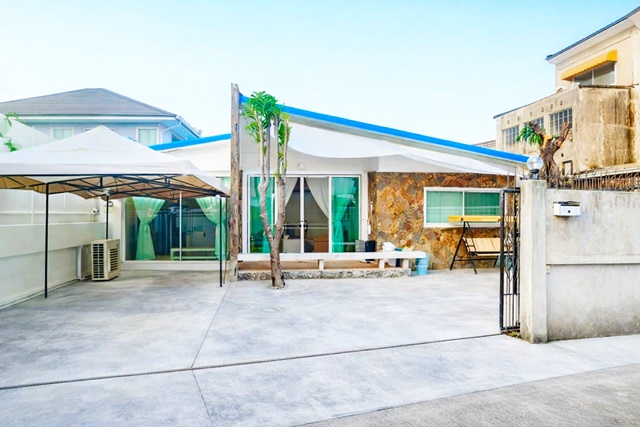 เซ็นทรัล อีสต์วิลล์ ขนาด 55 ตร.ว. 220 ตร.ม. บ้านเดี่ยว ออกแบบฟังก์ชันลงตัว 2-3 นอน 2 น้ำ ใกล้MRT ลาดพร้าว 71 900 ม.39-44,999 B-M.ที่จอดรถ 2-3 คัน พร้อมครัว และเฟอร์นิเจอร์ครบ ใกล้รพ.เปาโล โชคชัย 4 1.4 กม.เหมาะสำหรับอยู่อาศัย หรือโฮมออฟฟิศ ในย่านลาดพร้าว เดินทางสะดวก เชื่อมต่อถนนโชคชัยสี่ ลาดพร้าว และเกษตรนวมินทร์Central EastVille Size 55 sq.wa.220 sq.m. Single house with well designed layout 2-3bed 2 bath near MRT Ladprao 71 900 m. Price 39-44,999 B-M Parking for 2-3 cars Includes kitchen and complete furniture Near Paol