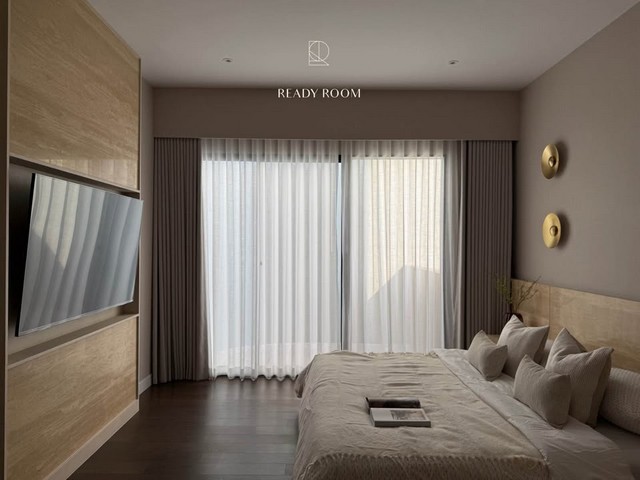 ให้เช่าบ้านเดี่ยวหรู 3 ชั้น 430 ตรม. โครงการบูก้าน กรุงเทพกรีฑา BuGaan Krungthep Kreetha ใกล้นานาชาติ ไบรท์ตัน คอลเลจ*** ราคาเช่า 280,000 บาท/เดือนติดต่อ:: ชยา โทร/ID Line:: 0942823961   Link Line:: https://line.me/ti/p/3xFA1An8Kcรหัส# T26-274บ้านเดี่ยวหรู 3 ชั้น  โครงการบูก้าน กรุงเทพกรีฑา - พื้นที่ 430 ตารางเมตร - 3 ห้องนอน (1 grand master bedroom 2 Master suite bedrooms) - 5 ห้องน้ำ- 1 ห้องแม่บ้าน - 3 ที่จอดรถ พร้อม EV Charger เส้นทางคมนาคมถนนพระราม 9-มอเตอร์เวย์ ถนนกรุงเทพกรีฑา / ถ