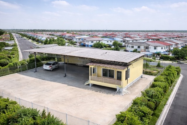 ใกล้ตลาดคลองเก้า 800 ม. บ้านพร้อมที่ดิน 1 นอน 1 น้ำ ใกล้ รร.สุเหร่าคลองเก้า 500ม. 125ตร.ว. 500ตร.ม. 8,999 B-M.พร้อมหลังคาโครงเหล็กอเนกประสงค์  บรรยากาศเงียบสงบ เหมาะสำหรับอยู่อาศัย หรือทำกิจการขนาดเล็ก รองรับการใช้งานได้หลากหลาย  เดินทางสะดวก บนถนนคลองเก้า ย่านหนองจอก ใกล้สนามบินสุวรรณภูมิ Near Khlong Kao Market 800 mnear Suan Luang Khlong Kao School 500 m. House with land 1 bed 1 bath Spacious area 125 sq.wa. 500 sq.m. Price 8,999 B-M Includes multi purpose steel frame roof  Quiet atmosphere suitable for residence or smal