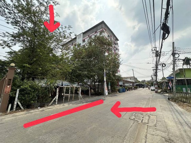 ขายที่ดิน 206 ตรว. ที่ดินถมแล้ว   หน้ากว้างที่ดิน  20 ม. ลึก 41 ม.ซ.เพชรเกษม 112  แขวงหนองค้างพลู เขตหนองแขม กรุงเทพมหานคร 10160  เข้า - ออก ได้หลากหลาย ทำเลดี ติด แมนชั่น ใกล้ ห้าง , ตลาด https://maps.app.goo.gl/PxjKC9K86sb5o5uw9สถานที่ใกล้เคียง มหาวิทยาลัยเอเชียอาคเนย์อนุบาลเด่นหล้าร.ร.สารสาสน์วิเทศธนบุรีร.ร.สารสาสน์บางบอนร.ร.กรพิทักษ์ห้างสรรพสินค้าและแหล่งช้อปปิ้งตลาดหนองแขมบิ๊กซี เพชรเกษมวิคตอ�