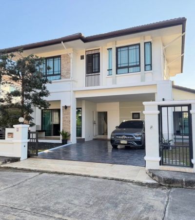 ให้เช่า 40,000/เดือน*ขาย 8.5 ล้านบาท*โครงการ The Prominence ใกล้ พรอมเมนาดา| ถนนวงแหวนรอบ 2สามารถเลี้ยงสัตว์ได้.โครงการ เดอะ พรอมิเน้นซ์• ที่ดิน 79.8 ตารางวา• บ้านเดี่ยว 2 ชั้น• 4 ห้องนอน | 4 ห้องน้ำ• ที่จอดรถ 2 คัน• มีสนามหญ้าและต้นไม้รอบบ้าน• พื้นที่ด้านหลังสำหรับซักล้างและตากผ้า• แดดบ่ายเข้าทางหลังบ้าน.บ้านทำเลดี ติดถนนใหญ่ของโครงการ เข้า–ออกสะดวก ไม่ต้องเข้าซอยลึก บรรยากาศเ