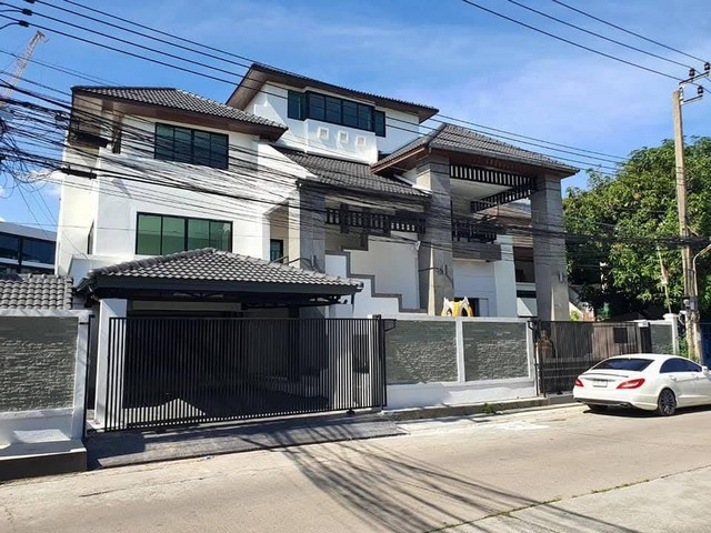 RPJ556ให้เช่าอาคารสำนักงาน4.5 ชั้น  ใน  ศรีวรา Town in Townใกล้ทางด่วน เอกมัย - รามอิทรา 2 นาที  เซ็นทรัลอีสวิล  CDCเนื้อที่ 123 ตารางวา 600 ตารางเมตร 8 ห้องโล่ง  5 ห้องน้ำ แอร์ทุกชั้นสนใจติดต่อคุณเจี๊ยบ 092-851-6969Line keti2522ราคาเช่า 150,000 บาท/เดือน  สัญญา 1 - 3 ปี  จดบริษัทได้ สัญญา 3 ปี บุคคล ปีต่อปี ได้-ทำสัญญา ประกัน 3 ล่วงหน้า 1 ถนน ศรีวรา แขวงพลับพลา เขตวังทองหลาง กรุงเทพมหานคร 103104 ชั้นครึ่ง 600 ตารางเมตร เด