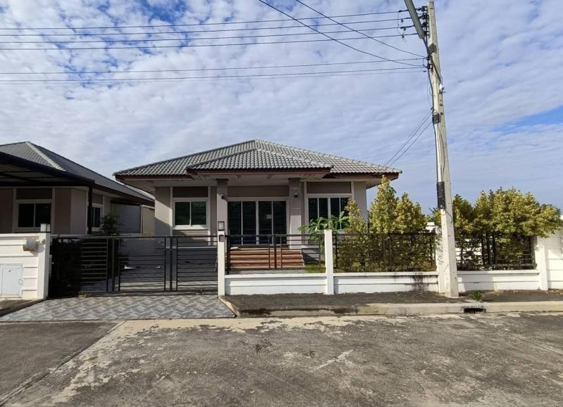  ขาย บ้านเดี่ยว/ทาวน์เฮ้าส์/คอนโด โครงการ  ขาย บ้านเดี่ยว แก่งคอย ปาร์ควิลล์ สระบุรี  ถนน อดิเรกสาร(สบ.3004) ตำบล สองคอน อำเภอ แก่งคอย จังหวัด สระบุรี  ราคาโปรโมชั่น 2,243,000      บาท    ลดจาก  2,600,000   บาท ราคาโปรโมชั่นตั้งแต่วันที่  2 มีนาคม - 31 พฤษภาคม 2569  รายละเอียดทรัพย์ -  เนื้อที่ 62.50 ตร.ว.   พื้นที่ใช้สอย 107.00 ตร.ม. -  บ้านหันไปทางทิศ  ใต้  พิกัดทรัพย์ :  https://maps.app.goo.gl/NVgpVseUgT67sGfN6  สถานที่ใกล้เคียง   -โรงเ