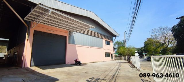 ให้เช่าโกดัง โรงงาน พร้อมออฟฟิศในตัว ขอใบร.ง.ได้ รถใหญ่เข้าออกสะดวก แพรกษา สมุทรปราการที่ตั้ง : ตำบลปากน้ำ อำเภอเมืองสมุทรปราการ สมุทรปราการ https://maps.app.goo.gl/qcenC6FWL27AVgVz9พื้นที่ภายใน 692 ตร.ม. พื้นที่ใช้สอยรวม 1,380 ตร.ม.รายละเอียด- เพดานสูง 8–12 เมตร โปร่ง ระบายอากาศดี จัดวางสินค้าได้เต็มพื้นที่- อาคารทาสีกันความร้อน ช่วยลดอุณหภูมิภายใน ประหยัดพลังงาน- มีสำนักงานในตัว พร้อมห้อ�