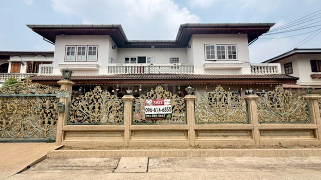 รหัสทรัพย์ : 6803บ้านเดี่ยว พิบูลย์ จรัญสนิทวงศ์35 ใกล้ MRT แยกไฟฉายที่ตั้ง : ซอยจรัญสนิทวงศ์ 35 ถนนพรานนก-กาญจนาภิเษก&nbsp;แขวงบางพรม อำเขตตลิ่งชัน กรุงเทพมหานคร 10170รายละเอียดทรัพย์&nbsp;- บ้านเดี่ยว&nbsp;2 ชั้น ขนาดเนื้อที่ 61 ตารางวา พื้นที่ใช้สอย 400 กว่าตารางเมตร- 6 ห้องนอน, 3 ห้องน้ำ, 2 ห้องครัว, 1 ห้องรับแขก, 1 ห้องแม่บ้าน, 2 ที่จอดรถ- แอร์ 5 ตัว, เครื่องทำน้ำอุ่น 2 เครื่อง, วอลเปเปอร์, เหล�