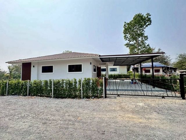 ขายเพียง 2.2 ล้าน 114 ตรว. #ป่าไผ่ #สันทราย บ้านสวนยกพื้น บรรยากาศธรรมชาติ #หลังมหาวิทยาลัยแม่โจ้ ทำเลดี เงียบสงบ น่าอยู่ เหมาะสำหรับอยู่อาศัย ทำบ้านสวน หรือพักผ่อนรายละเอียดบ้าน• เนื้อที่ 114 ตารางวา (0-1-14 ไร่)• พื้นที่ใช้สอยประมาณ 219 ตารางเมตรฟังก์ชันภายในบ้าน• 2 ห้องนอนใหญ่ (ห้องน้ำในตัว)• 3 ห้องน้ำ พร้อมพัดลมดูดอากาศ• 1 ห้องโถงขนาดใหญ่ สามารถปรับเป็นห้องนอนได้อีก 1 ห