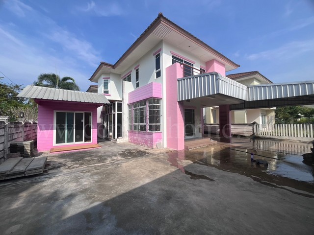 รหัสทรัพย์&nbsp; 6869บ้านเดี่ยว ปภาวรินทร์ เดอะ กรีนเนอรี สามพราน สภาพดี พร้อมอยู่&nbsp;ที่ตั้ง :&nbsp;ถนนพุทธมณฑลสาย 6&nbsp;ตำบลหอมเกร็ด&nbsp;อำเภอสามพราน จังหวัดนครปฐม 73110รายละเอียดทรัพย์- บ้านเดี่ยว&nbsp;2 ชั้น ขนาดพื้นที่ 89.7&nbsp;ตารางวา พื้นที่ใช้สอย&nbsp;158&nbsp;ตารางเมตร- 5&nbsp;ห้องนอน, 3&nbsp;ห้องน้ำ, 1 ห้องรับแขก, 1 ห้องทานอาหาร, 1 ห้องครัว, 5&nbsp;ที่จอดรถ- หน้าบ้านหันทางทิศใต้สิ่งอำนวยความสะดวก- เจ้าหน