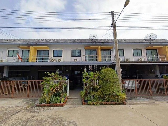   ขาย บ้านเดี่ยว/ทาวน์เฮ้าส์/คอนโด โครงการ ทาวน์เฮ้าส์ โชติกา พลัส พานทอง ชลบุรีถนน แหลมแค-พานทอง ตำบล พานทอง อำเภอ พานทอง จังหวัด ชลบุรี  ราคาโปรโมชั่น          1,588,000        บาท    ลดจาก     1,815,000         บาท ราคาโปรโมชั่นตั้งแต่วันที่  2 มีนาคม - 31 พฤษภาคม 2569  รายละเอียดทรัพย์  -  เนื้อที่ 22.50 ตร.ว. พื้นที่ใช้สอย 142.50 ตร.ม.  -  บ้านหันไปทางทิศ เหนือ  พิกัดทรัพย์ : https://maps.app.goo.gl/y71tZWnrumPaVa298  สถานที่ใกล้เคียง   -  โรง