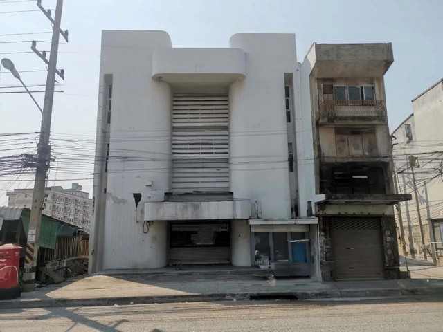   ขายสำนักงาน อ่าวอุดม  ศรีราชา จังหวัดชลบุรี ราคาโปรโมชั่น ลดพิเศษ  ถนน สุขุมวิท (ทล.3) ตำบล ทุ่งสุขลา อำเภอ ศรีราชา จังหวัด ชลบุรี  ราคาโปรโมชั่น  22,236,000   บาท    ลดจาก  25,500,000  บาท ราคาโปรโมชั่นตั้งแต่วันที่  2 มีนาคม - 31 พฤษภาคม 2569  รายละเอียดทรัพย์  -  เนื้อที่ 91.00 ตร.ว.  พื้นที่ใช้สอย 846.00 ตร.ม.  -  บ้านหันไปทางทิศ ตะวันออก  พิกัดทรัพย์ : https://maps.app.goo.gl/45B8EZqPmcowj4na7  สถานที่ใกล้เคียง   -  มหาวิทยาลัยเก�