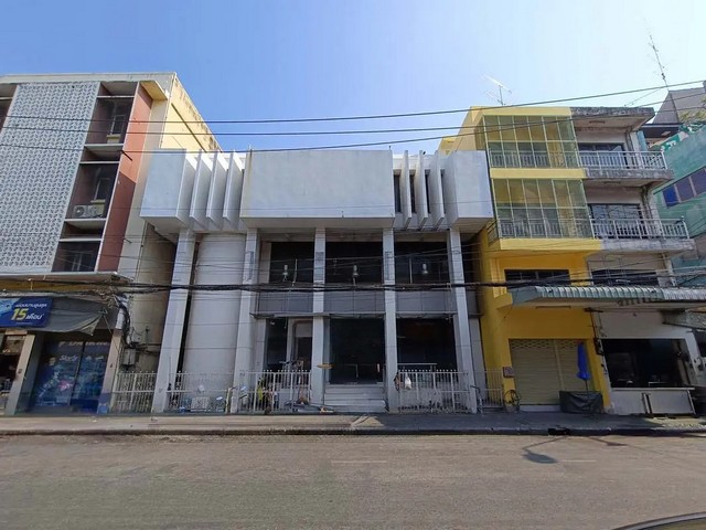   ขาย สำนักงาน ถนนอัมรินทร์-ราชบุรี เมืองราชบุรี ราคาโปรโมชั่น   ถนน อัมรินทร์ ตำบล หน้าเมือง อำเภอ เมืองราชบุรี จังหวัด ราชบุรี  ราคาโปรโมชั่น 22,963,000   บาท    ลดจาก 25,050,000   บาท ราคาโปรโมชั่นตั้งแต่วันที่  2 มีนาคม - 31 พฤษภาคม 2569  รายละเอียดทรัพย์  -  เนื้อที่ 43.80 ตร.ว.  พื้นที่ใช้สอย 321 ตร.ม.  -  บ้านหันไปทางทิศ เหนือ  พิกัดทรัพย์ :  https://maps.app.goo.gl/N6TJmC36huAC26Hp7  สถานที่ใกล้เคียง   -  โลตัส ราชบุรี -  โรบิ�