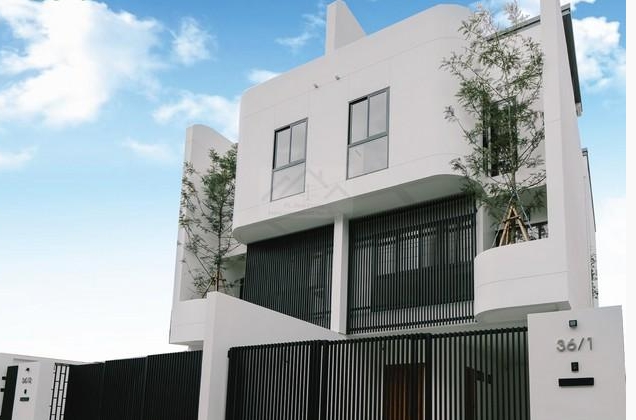 ขายบ้านเดี่ยว 3.5 ชั้นสุดหรู  พร้อมสระว่ายน้ำ The Shade – Sukhumvit 101 (ปุณณวิถี) ใจกลางเมืองสุขุมวิท 101NBS2952 ขายบ้านเดี่ยว 3.5 ชั้นสุดหรู  พร้อมสระว่ายน้ำ The Shade – Sukhumvit 101 (ปุณณวิถี) ใจกลางเมืองสุขุมวิท 101*** โปรลดราคาเหลือเพียง 15.5 ล้านบาท เท่านั้นพร้อมของแถมมูลค่ารวมกว่า 1 ล้านบาท (จาก 22.5 ลบ)The Shade – Sukhumvit 101 (ปุณณวิถี)บ้านเดี่ยวหรู พร้อมสระว่ายน้ำส่วนตัว ใจกลางเมืองเพิ่งก่อสร้างเสร็จ มีเพียง 2 หลั�