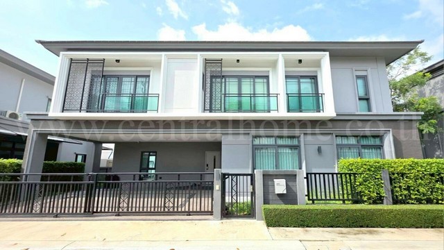 รหัสทรัพย์ : 6455บ้านเดี่ยว แกรนด์ บริทาเนีย บางนา กม.12 แปลงมุม หน้าโครงการ ติดคลับเฮ้าส์&nbsp;ที่ตั้ง&nbsp;: ซอยบางนา กม.12 ถนนสุขาภิบาล 6 ตำบลบางพลีใหญ่&nbsp;อำเภอบางพลี จังหวัดสมุทรปราการ 10540รายละเอียดทรัพย์- บ้านเดี่ยว 2 ชั้น เนื้อที่ 59.40&nbsp;ตารางวา พื้นที่ใช้สอย 270&nbsp;ตารางเมตร&nbsp;หน้าบ้านไม่ชนกับใครเปิดรับทัศนียภาพได้อย่างเต็มที่- บ้านตกแต่งสไตล์ Contemporary Minimalist ใช้โทนสีให้รู้สึกอ�