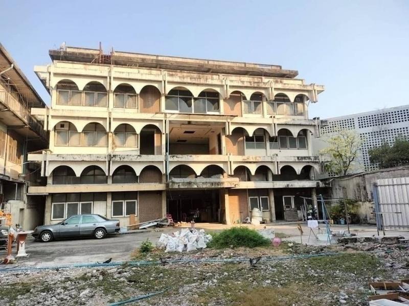 &nbsp;สนใจติดต่อเจ้าของที่โดยตรง #ไม่ใช่นายหน้าคุณกมล 083-728-9449&nbsp;#ให้เซ้งถูกมากก&nbsp; ตึก 1/2ไร่ พร้อมอาคาร 4 ชั้น&nbsp; #ติดสาทร- ใกล้รถไฟฟ้า&nbsp; ติดโรงพยาบาลปิ่นเกล้า ใกล้ รพ.ทหารเรือและ รพ.สมิติเวช- ร้านอาหารขนาดใหญ่ สบายเลยครับ- จอดรถได้กว่า 15 คัน#ราคาถูกมาก เช่าระยะสั้น-ยาว&nbsp; ทำคาเฟ่, ออฟฟิศสำนักงาน- ขนาดที่ดิน: 195 ตารางวา / พร้อมอาคาร 4 ชั้น-ระยะสัญญา: 1-10ปี (แล้วแต่ตกลง)- ทำสัญญา: ป�