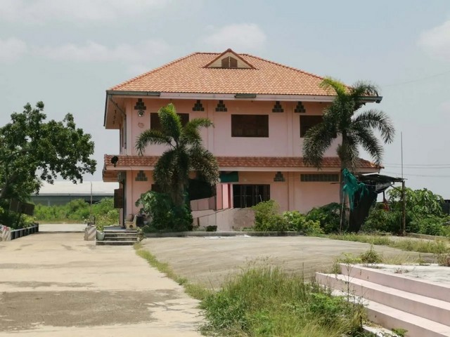   ขายโกดัง พัฒนานิคม  จังหวัดลพบุรี ถนน สายธารเกษม-สถานีรถไฟเขาสูง  ซอย 19 ถนน สายธารเกษม-สถานีรถไฟเขาสูง (ทล.3334) ตำบล ชอนน้อย อำเภอ พัฒนานิคม จังหวัด ลพบุรี  ราคาโปรโมชั่น  23,063,000  บาท    ลดจาก  29,410,000  บาท ราคาโปรโมชั่นตั้งแต่วันที่  2 มีนาคม - 31 พฤษภาคม 2569  รายละเอียดทรัพย์  -  เนื้อที่ 9193.00 ตร.ว.  พื้นที่ใช้สอย 9928.00 ตร.ม.  -  4 ห้องนอน 2 ห้องน้ำ    -  บ้านหันไปทางทิศ ตะวันออก  พิกัดทรัพย์ :  https://maps.app