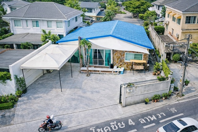 ออกแบบฟังก์ชันลงตัว 2 นอน 2 น้ำ บ้านเดี่ยว ใกล้MRT ลาดพร้าว 71 900 ม.และเซ็นทรัล อีสต์วิลล์ ขนาด 55 ตร.ว. 220 ตร.ม. 39-44,999 B-M.ที่จอดรถ 2-3 คัน พร้อมครัว และเฟอร์นิเจอร์ครบ ใกล้รพ.เปาโล โชคชัย 4 1.4 กม.เหมาะสำหรับอยู่อาศัย หรือโฮมออฟฟิศ ในย่านลาดพร้าว เดินทางสะดวก เชื่อมต่อถนนโชคชัยสี่ ลาดพร้าว และเกษตรนวมินทร์Single house with well designed layout 2 bed 2 bath near MRT Ladprao 71 900 m. and Central EastVille Size 55 sq.wa.220 sq.m. Price 39-44,999 B-M Parking for 2-3 cars Includes kitchen and complete furniture