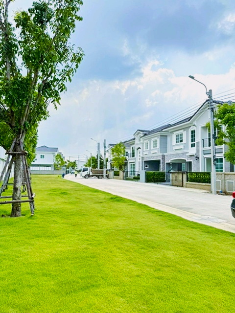 เข้า-ออกสะดวก ใกล้รถไฟฟ้า เชื่อมต่อถนนหลักหลายสาย บางกอกมอลล์ 40ตร.ว. 250 ตร.ม.BTSสำโรง 900ม. 4นอน 3น้ำ ไบเทค บางนา 900 ม.บ้าน 2 ชั้น สไตล์บ้านเดี่ยว บิ้วอินทั้งหลัง เฟอร์ฯ และเครื่องใช้ไฟฟ้าใหม่ครบ ให้เช่า 69,999 B-M.ทำเลศักยภาพสูง สุขุมวิท 113 สำโรงเหนือ ใกล้ไบเทค บางนา 900 ม. BTS Samrong 900m. 4bed 3bath Bangkok Mall Usable area 40sq.wa. 250sq.m. 2 story  detached house single house style fully built in with new furniture and appliances Rent 69,999 B-M Prime location Sukhumvit 113 Samrong Nuea near BITEC Bangna 900 m. Easy access near BTS connected to main roadsถนน�