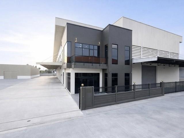 ให้เช่าโรงงาน โกดัง พร้อมออฟฟิศ 3,000 ตรม. เนื้อที่ 2 ไร่ มี 2 โกดัง ใกล้วัดแครราย กระทุ่มแบน สมุทรสาครติดต่อ:: ชยา โทร/ID Line:: 0942823961Link Line:: https://line.me/ti/p/3xFA1An8Kcรหัส# T26-280โรงงาน/โกดัง/ออฟฟิต• เนื้อที่ 3 ไร่• พื้นที่รวม 3,000 ตรม. รวมแบ่งเป็น 2 โกดัง** โกดังที่ 1 ใหญ่- พื้นที่โกดัง 1,500 ตรม.- พื้นที่ชั้นลอย 550 ตรม- พื้นที่ออฟฟิต 2 ชั้น รวม 300 ตรม.**โกดังที่ 2 เล็ก:: พื้นที่โกดัง 400 ตรม.• มีรั้วรอบโกดัง stand alone• มีห้อง�