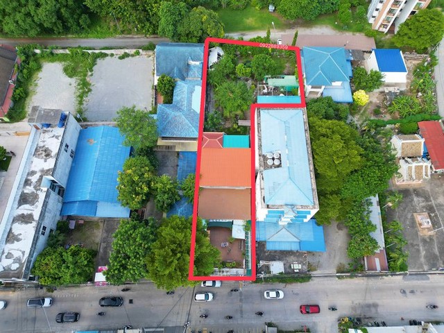 TEL : 092-288 9359 คุณดนิตาLine : https://line.me/ti/p/yxo92dHWP1ที่ดินแปลงสวย ใกล้หาดวอนนภา บางแสนบนทำเลศักยภาพแหล่งท่องเที่ยว เดินเพียงไม่กี่นาทีถึงทะเลโอกาสทองที่ไม่ควรพลาดรายละเอียด : ที่ดินติดถนนบางแสนล่าง 14/3เนื้อที่ 322 ตารางวาหน้ากว้างประมาณ 13 เมตรความลึกประมาณ 67 เมตรหลังกว้างประมาณ 28 เมตรเหมาะสำหรับสร้างบ้านพักตากอากาศ รีสอร์ทเล็ก ๆ หรือคาเฟ่สุดชิค ขายเหมา 43,000,000 บาททำเลนี้หาไม่ได�