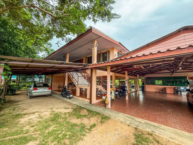 TEL : 092-288 9359 คุณดนิตาLine : https://line.me/ti/p/yxo92dHWP1ขายบ้านสวนร่มเย็นเป็นส่วนตัว โซนห้วยใหญ่ พัทยา บางละมุง ชลบุรีรายละเอียด : เนื้อที่ขนาด 1 ไร่ 4 ห้องนอน  4 ห้องน้ำ 1 ครัวแยกบ้านอายุ 8-9 ปีโครงสร้างอิฐแดงทั้งหลังบรรยากาศเงียบสงบ ไม่พลุกพล่านเหมาะสำหรับคนต้องการความเป็นส่วนตัวใกล้วัดญานสังวราราม ห้วยใหญ่ บางละมุง F-A14 (1128)