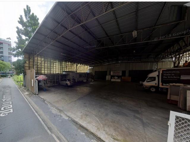  ให้เช่าโกดัง ที่ดิน ทำเลทอง 2 ไร่ 1 งานกว่า ศรีนครินทร์ 40 ใกล้รถไฟฟ้าสายสีเหลือง ใกล้ซีคอนสแควร์ติดต่อ:: ชยา โทร/ID Line:: 0942823961Link Line:: https://line.me/ti/p/3xFA1An8Kcรหัส# T26-275ที่ดินทำเลทอง ศรีนครินทร์ 40 ใกล้รถไฟฟ้า & ซีคอน​เนื้อที่: 975 ตารางวา ( 2-1-75 ไร่)​ขนาด: หน้ากว้าง 26 เมตร x ลึก 138 เมตรที่ดินผืนสวย ถมแล้ว พร้อมใช้งาน เดินทางสะดวกสุดๆเหมาะทำโชว์รูม, Community Mall, หรือโกดังสินค้าใจกลางเมือง​ทำเลดีเยี่ยม: