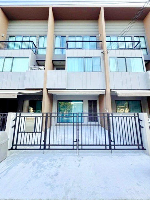 ทำเลศักยภาพ ใกล้ ARLพระราม9-กรุงเทพกรีฑาโครงการบ้านกลางเมือง บ้านใหม่ตกแต่งครบ รร.นานาชาติ ไบรท์ตัน กรุงเทพฯ 900 ม.ทาวน์โฮม 3ชั้น 3นอน 3น้ำ ใกล้ Tops Daily พื้นที่ใช้สอย 19ตร.วา. 220ตร.ม. 43,9989B-M บ้านทับช้าง 3.5 กม.และถนนสายหลักของกรุงเทพตะวันออก Baan Klang Muang project Rama 9 Bangkok Kreetha Brighton Inter Sch Bangkok 900m. 3-story townhome 3 bed 3 bath near Tops Daily Usable area 18.5 sq.wa. 220 sq.m. 43,998B-M new fully furnished house prime location near ARL Ban Thap Chang 3.5 km. and major roads of East Bangkok convenient for living near international schools shopping areas and the airport.ถนนกาญจนา�