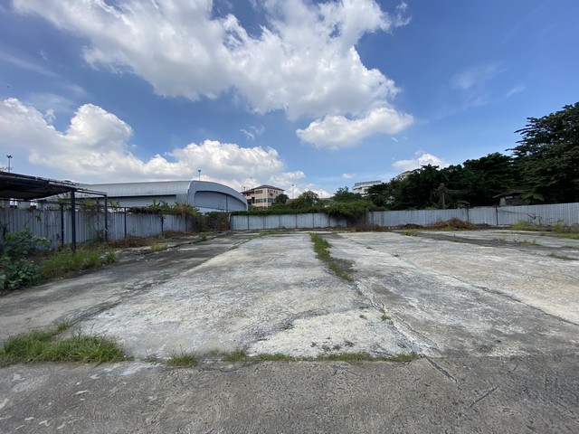 RL0023ให้เช่าที่ดินติดถนน ย่าน เลียบด่วนรามอินทรา 358วา พื้นเทคอนกรีตแล้ว ใกล้ตลาดเลียบด่วนเอกมัยรามอินทรา ใกล้สายสีชมพู สถานีวัชรพลติดต่อ : คุณเจี๊ยบ 092-851-6969Line :keti2522ราคาเช่า 44,000 บาท /เดือน สัญญา1-3ปี ประกัน 80,000บาท  ล่วงหน้า1เดือน ถนนประดิษฐ์มนูญธรรม แขวงท่าแร้ง เขตบางเขน กรุงเทพมหานคร 10230เหมาะทำธุรกิจหลายอย่าง โกดัง โชวรูม หน้าร้าน ใกล้สายสีชมพู สถานีวัชรพลทางเข้าจากถ�