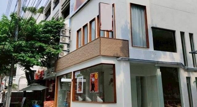 ขายอาคารพาณิชย์ 5 ชั้น สุขุมวิท 39 ขายพร้อมคนเช่า ติดคนเช่า 2 ปีติดต่อ คุณปอ : 061 619 8565ID line: 061 619 8565แอดไลน์กดที่ลิงค์นี้ได้เลยครับ : https://line.me/ti/p/zu0mm-ozFXติดต่อ คุณบิว : 081 252 3279 ID line: 061 787 9691แอดไลน์กดที่ลิงค์นี้ได้เลยครับ : https://line.me/ti/p/SR5Ehdv_q-** รหัส BT86ราคาขาย 80,000,000 บาท (ขายพร้อมคนเช่า ติดคนเช่า 2 ปี)ราคาเช่า 250,000 บาท ติดสัญญาเช่า 2 ปี- อาคารพาณิชย์ 5 ชั้น พร้อมลิฟต์ 1 ตัว สุขุมวิท 39 ซอยพร้อมศรี- 2 อาคาร หน้ากว้างร