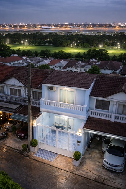 สนามบินดอนเมือง  BTS แยก คปอ. ทาวน์เฮ้าส์ 2ชั้น 3นอน 2 น้ำ ใกล้ตลาดเสริมเพิ่มพูน 500 ม. พื้นที่ใช้สอย 24 ตร.ว. 190 ตร.ม. 7,899 B-M. เหมาะสำหรับอยู่อาศัย หรือโฮมออฟฟิศ  ทำเลใกล้สนามบินดอนเมือง  เดินทางสะดวก ติดถนนวิภาวดีรังสิต ใกล้แหล่งชุมชน ตลาด  และระบบขนส่งสาธารณะNear Serm Phumphoon Market 500 m. DonMueang Airport BTS KPO 2-story townhouse 3 bed 2 bath  Usable area 24 sq.wa. 190 sq.m. 7,899 B-M Suitable for residence or home office Convenient location near Don Mueang Airport Adjacent to Vibhavadi Rangsit Road close to community areas markets and public transportation for easy d