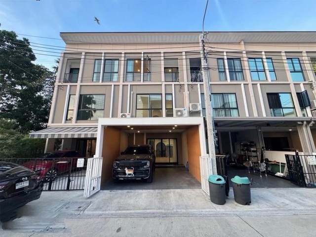 ขายทาวน์โฮม 3 ชั้น 191 ตรม. Patio ศรีนครินทร์-พระราม9 (กรุงเทพกรีฑา) แต่งสวยเฟอร์พร้อมอยู่ หน้าบ้านไม่ชนใคร*** ราคาขาย 5.99 ล้านบาท ต่อรองได้ *** ราคาเช่า 45,000 บาท / เดือน ติดต่อ::  ชยา โทร/ID Line:: 0942823961   Link Line:: https://line.me/ti/p/3xFA1An8Kcรหัส# T26-284 ทาวน์โฮม 3 ชั้น Patio ศรีนครินทร์-พระราม9 (กรุงเทพกรีฑา) ใกล้ รร.นานาชาติ Wellington  ** วิวสนามกอล์ฟ โซนไม่โดนลูกกอล์ฟ- ที่ดินขนาด 19.9 ตร.วา - พื้นที่ใช้สอยตัวบ้าน 191 ตรม. (รวมต่อเดิม) 