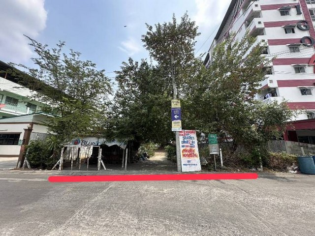 ขายที่ดิน 206 ตรว. ที่ดินถมแล้ว   หน้ากว้างที่ดิน  20 ม. ลึก 41 ม.ซ.เพชรเกษม 112  แขวงหนองค้างพลู เขตหนองแขม กรุงเทพมหานคร 10160  เข้า - ออก ได้หลากหลาย ทำเลดี ติด แมนชั่น ใกล้ ห้าง , ตลาด https://maps.app.goo.gl/PxjKC9K86sb5o5uw9สถานที่ใกล้เคียง มหาวิทยาลัยเอเชียอาคเนย์เด่นหล้าร.ร.สารสาสน์วิเทศธนบุรีร.ร.สารสาสน์บางบอนร.ร.กรพิทักษ์ห้างสรรพสินค้าและแหล่งช้อปปิ้งตลาดหนองแขมบิ๊กซี เพชรเกษมวิคตอเรีย กา�