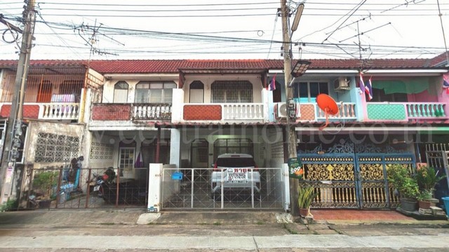 รหัสทรัพย์&nbsp;7017ทาวน์เฮ้าส์ 2 ชั้น 17 ตารางวา หมู่บ้านพระปิ่น 2 ถ.บรมราชชนนี ต่อเติมครบ สภาพดีมาก ราคาถูกที่สุดที่ตั้ง&nbsp;: ถนนบรมราชชนนี แขวงศาลาธรรมสพน์ เขตทวีวัฒนา กรุงเทพมหานคร 10170รายละเอียดทรัพย์- ทาวน์เฮ้าส์ 2 ชั้น เนื้อที่ดิน 17 ตารางวา พื้นที่ใช้สอย 95 ตารางเมตร- 2 ห้องนอน, 2 ห้องน้ำ, 1 ห้องนั่งเล่น, 1 ห้องรับแขก, 1 ห้องทานอาหาร, 1 ที่จอดรถ- ต่อเติมพื้นที่หลังบ้านและหลั�