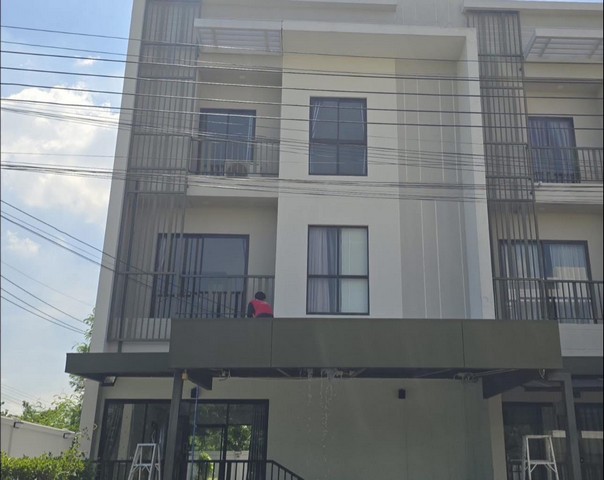 LV53416 ให้เช่า Villa Albero วิลลา อัลเบลโล่ พระราม 9-ศรีนครินทร์ ทาวน์โฮม 3 ชั้น หน้ากว้างพิเศษ 7.5 เมตร โครงการใหม่จาก บางกอกแลนด์ ราคาเช่า :   40,000 บาท/เดือน (เพิ่มเฟอร์นิเจอร์ได้)ที่ตั้ง : ถนน กรุงเทพกรีฑา ทับช้าง สะพานสูง กรุงเทพมหานครชื่อโครงการ :  วิลลา อัลเบลโล่ พระราม 9-ศรีนครินทร์ Villa Albero Rama 9-Srinakarinรายละเอียด :- บ้าน 3 ชั้น- พื้นที่ดิน 53.9 ตรว.- เนื้อที่ใช้สอย 177 ตรม.- 3 ห้องนอน - 3 ห้องน้ำ- เป็น�