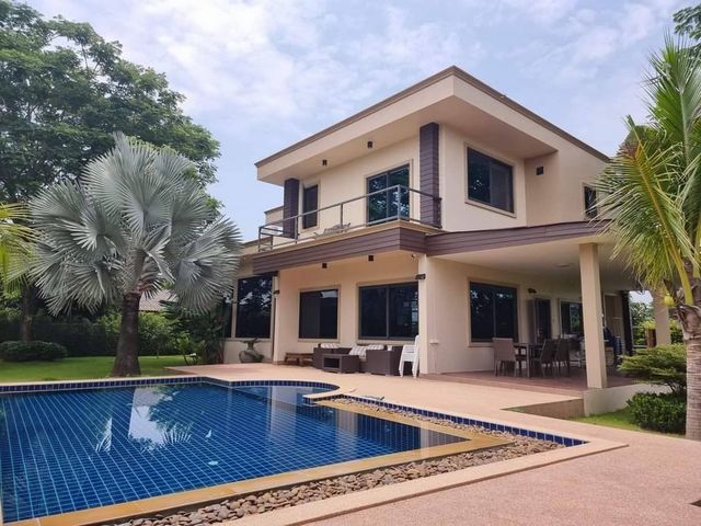 พูลวิลล่าหรู ขาย 15 ล้าน เนื้อที่ดินเกือบไร่ #สันทราย บ้าน 2 หลัง สร้างบนที่ดิน ประมาณ 1 ไร่ (394 ตรว.) ถนนสาย118 เข้า ออก สะดวก เพียง 7.7 กม. 9 นาที จาก #เซ็นทรัลเฟสติวัลหลังที่1, บ้าน 2 ชั้น 280 ตร.ม.3 ห้องนอน ห้องน้ำในตัวทุกห้อง พร้อม Walk-in Closetห้องนั่งเล่นและรับประทานอาหารกว้างขวางห้องครัวสไตล์ตะวันตกพร้อมอุปกรณ์ครบครันระเบียงร่มเงา 2 ด้านของบ้านสระน้ำล้น ระบบเกลือ ขนาด 4 m x 8 m (+สระ�