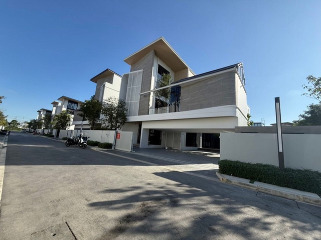 LV53413 ให้เช่า VIVE New Krungthep Kreetha บ้านเดี่ยวหรูดีไซน์ใหม่ 3 ชั้น พร้อมลิฟต์ส่วนตัว ราคาเช่า : 700,000 บาท/เดือนที่ตั้ง :  ถนนกาญจนาภิเษก แขวงสะพานสูง เขตสะพานสูง กทม. 10240ชื่อโครงการ : วีเว่ กรุงเทพกรีฑาตัดใหม่ / VIVE New Krungthep Kreethaรายละเอียด :- ที่ดิน 150 ตร.ว- พื้นที่ใช้สอย 750 ตร.ม. - จำนวน 3 ชั้น - 5 ห้องนอน - ลิฟต์มิตซูบิชิ - ตำแหน่งที่ดีที่สุด - ที่จอดรถ 5 คันสิ่งอำนวยความสะดวก :   - VIVE Club- Lobby Lounge- Fitness- VIVE Commons- Swimming Pool- ส�