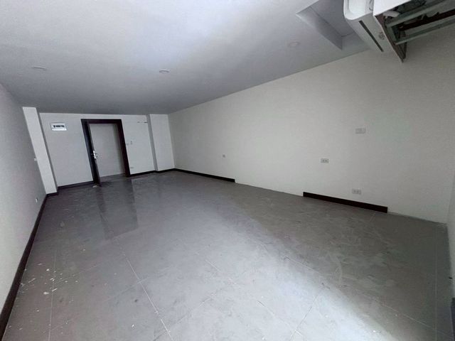 ขาย 2.39 ล้าน (ห้องเปล่า) #Hillside4 52.95 ตรม. #โซนนิมมาน ใจกลางเมืองเชียงใหม่ ห้องขนาดใหญ่ กว้าง โปร่ง แปลนดี เหมาะทั้งซื้ออยู่เอง รีโนเวท หรือทำลงทุนปล่อยเช่า ใกล้ถนนนิมมานเหมินทร์ / เมญ่า / มช.รายละเอียดห้องชั้น 3ขนาด 52.95 ตร.ม.*ห้องเปล่า (ตกแต่งได้ตามสไตล์ที่ต้องการ)สิ่งอำนวยความสะดวกภายในโครงการที่จอดรถกว้างขวางสระว่ายน้ำฟิตเนสระบบรักษาความปลอดภัย 24 ชม.รปภ. + กล้อง CCTVลิฟ�