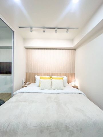 โซนนิมมาน ขาย 1.65 ล้าน 30 ตรม. #เรือนคำทาวเวอร์ #คอนโดทำเลทอง #นิมมานเหมินท์ #ใกล้วันนิมมาน เพียง 700 เมตร #ขายพร้อมผู้เช่ารับรายได้เดือนละ8,500 บาท (สัญญาหมด พ.ค. 2569)ชั้น 2พื้นที่ 30 ตรม.1 ห้องนอน 1 ห้องน้ำ​1 ครัว + ระเบียงทำเลดีมาก ห้องสวย เดินถึง วันนิมมานได้เลย ย่านนี้ร้านอาหารเยอะมากผ่อนถูกกว่าเช่า อยู่เองก็คุ้ม ปล่อยเช่ายิ่งคุ้ม  ระบบไฟฟ้าและสุขภัณฑ์เปลี่ยนใหม่ทั้งหมดจ